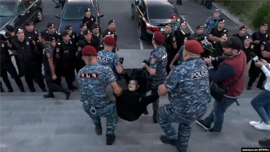 Ermenistan'da savaşta ölen askerlerin yakınlarından protesto